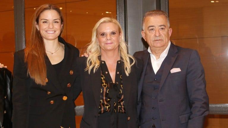 Για αγορές στη Βουκουρεστίου η Μαρία Σάκκαρη – Χαμογελαστή σε μια χαλαρή εμφάνιση