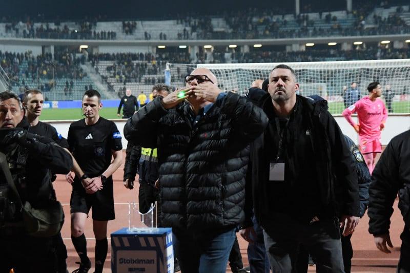 Χαμός με τον Μπέο και την προκλητική κίνηση προς οπαδούς της ΑΕΚ (ΦΩΤΟ)