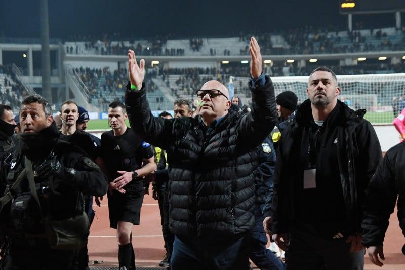 Χαμός με τον Μπέο και την προκλητική κίνηση προς οπαδούς της ΑΕΚ (ΦΩΤΟ)