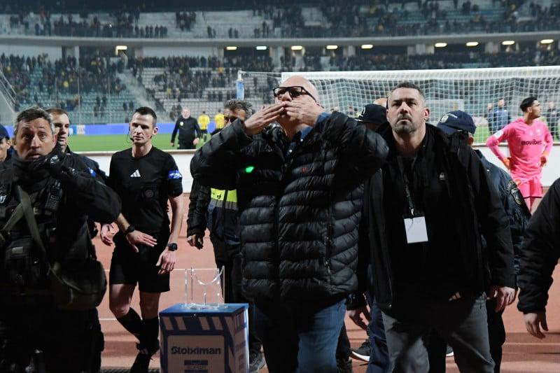 Χαμός με τον Μπέο και την προκλητική κίνηση προς οπαδούς της ΑΕΚ (ΦΩΤΟ)