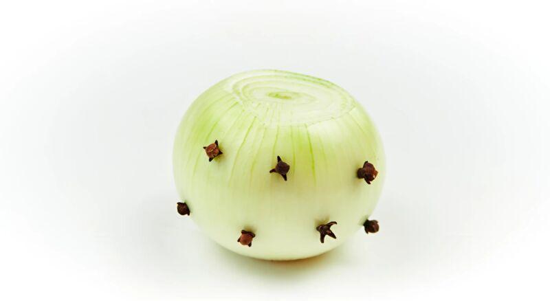 Η γιαγιά μου, που είναι Γαλλίδα, βάζει πάντα ένα γαρίφαλο στο κρεμμύδι: εκπλήχτηκα όταν έμαθα τον λόγο 2