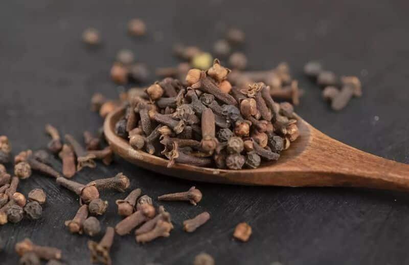 Η γιαγιά μου, που είναι Γαλλίδα, βάζει πάντα ένα γαρίφαλο στο κρεμμύδι: εκπλήχτηκα όταν έμαθα τον λόγο 3