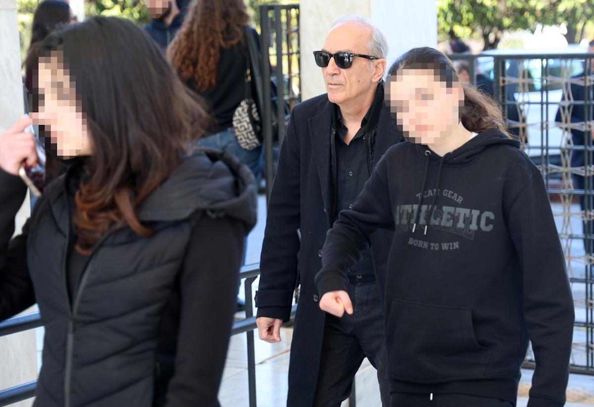 Γιάννης Νταλιάνης: Με τις κόρες του στην κηδεία του αδελφού του, Κώστα – Στο πλευρό του η Μαριλίτα Λαμπροπούλου 1 kideia ntaliani 9