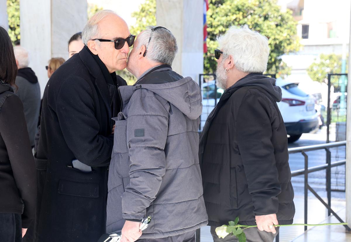 Γιάννης Νταλιάνης: Με τις κόρες του στην κηδεία του αδελφού του, Κώστα – Στο πλευρό του η Μαριλίτα Λαμπροπούλου 2 kideia ntaliani 3