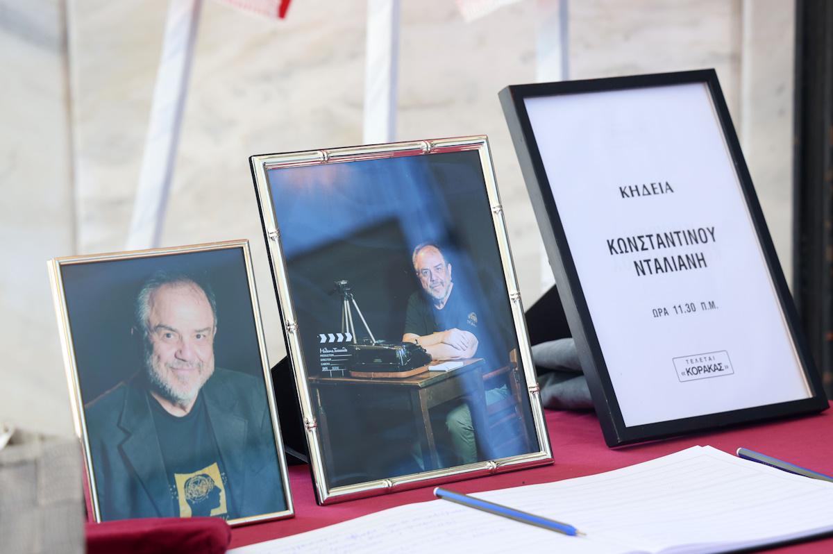 Γιάννης Νταλιάνης: Με τις κόρες του στην κηδεία του αδελφού του, Κώστα – Στο πλευρό του η Μαριλίτα Λαμπροπούλου 3 kideia ntaliani 6