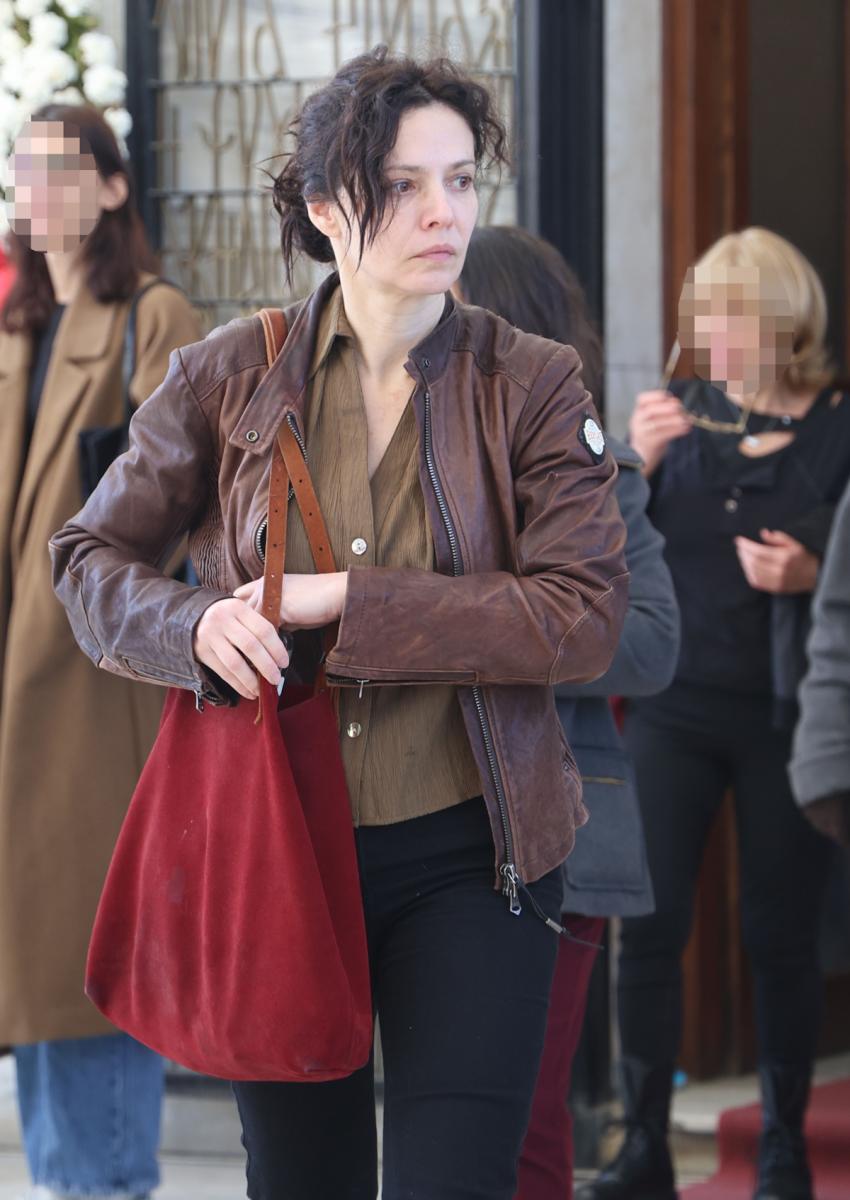 Γιάννης Νταλιάνης: Με τις κόρες του στην κηδεία του αδελφού του, Κώστα – Στο πλευρό του η Μαριλίτα Λαμπροπούλου 4 kideia ntaliani 1