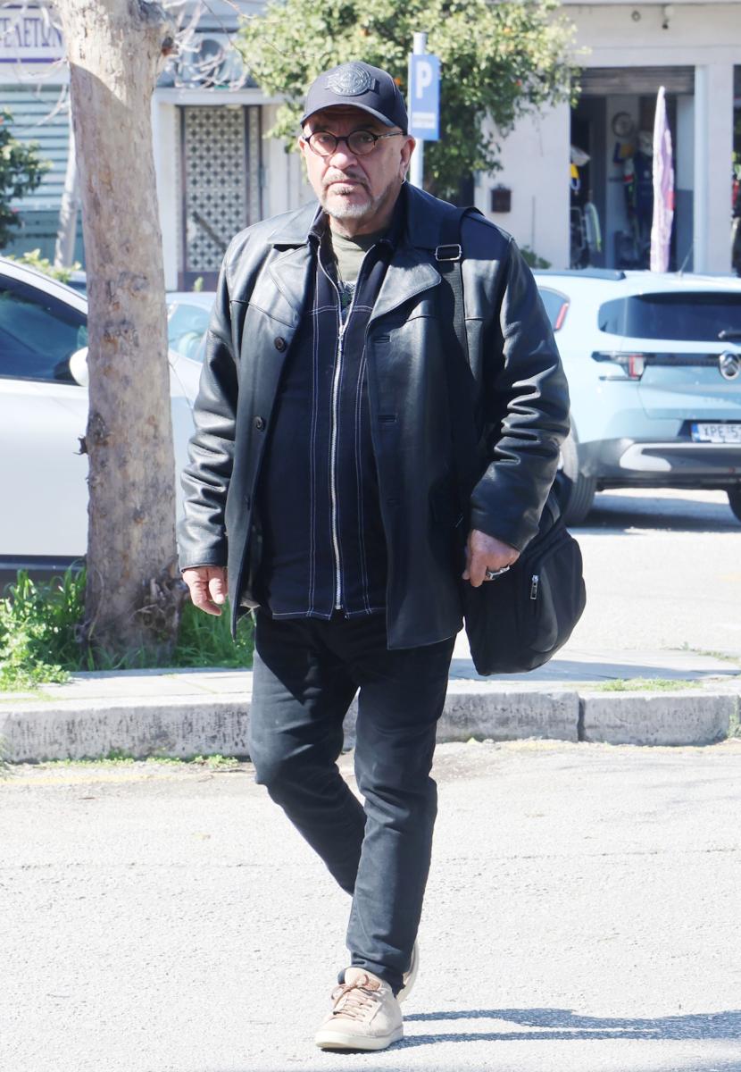 Γιάννης Νταλιάνης: Με τις κόρες του στην κηδεία του αδελφού του, Κώστα – Στο πλευρό του η Μαριλίτα Λαμπροπούλου 6 kideia ntaliani 14