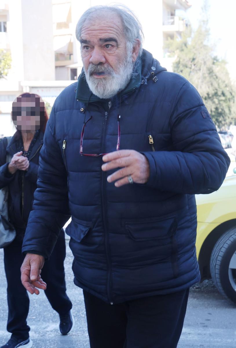 Γιάννης Νταλιάνης: Με τις κόρες του στην κηδεία του αδελφού του, Κώστα – Στο πλευρό του η Μαριλίτα Λαμπροπούλου 7 kideia ntaliani 12