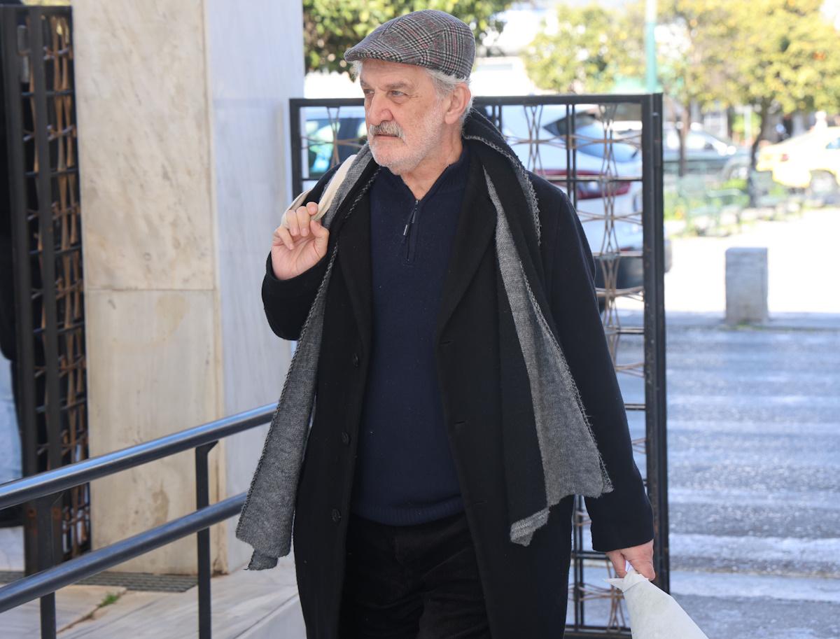 Γιάννης Νταλιάνης: Με τις κόρες του στην κηδεία του αδελφού του, Κώστα – Στο πλευρό του η Μαριλίτα Λαμπροπούλου 9 kideia ntaliani 10