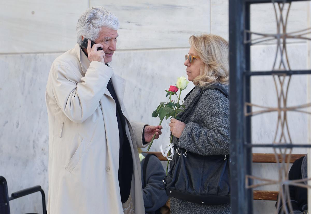 Γιάννης Νταλιάνης: Με τις κόρες του στην κηδεία του αδελφού του, Κώστα – Στο πλευρό του η Μαριλίτα Λαμπροπούλου 10 kideia ntaliani 8