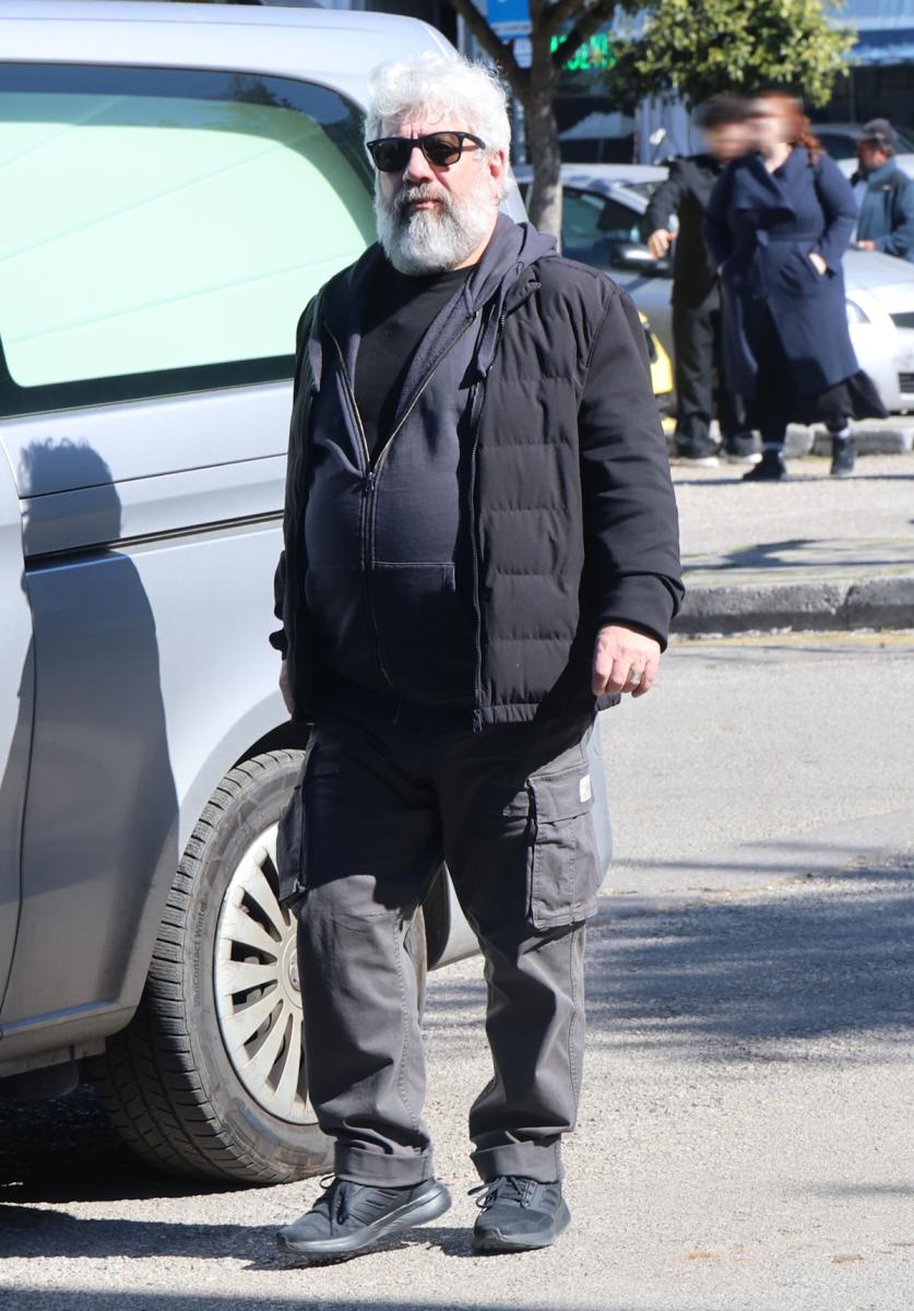 Γιάννης Νταλιάνης: Με τις κόρες του στην κηδεία του αδελφού του, Κώστα – Στο πλευρό του η Μαριλίτα Λαμπροπούλου 11 kideia ntaliani 7