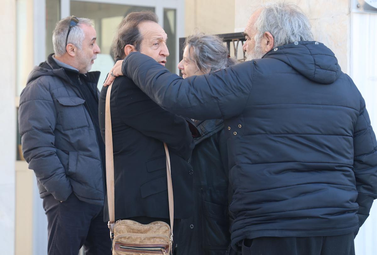 Γιάννης Νταλιάνης: Με τις κόρες του στην κηδεία του αδελφού του, Κώστα – Στο πλευρό του η Μαριλίτα Λαμπροπούλου 12 kideia ntaliani 4