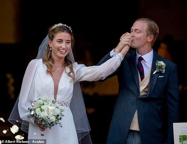 Έρχεται f7dgatrwiaae55g