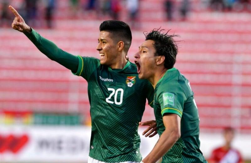 Ο Ραμίρο Βάκα πανηγυρίζει με συμπαίκτη του στην Εθνική Βολιβίας