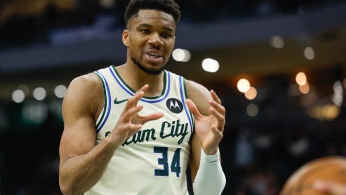 Έξαλλος ο Γιάννης: Πέταξε τη μπάλα και πήρε τεχνική ποινή - Δείτε το βίντεο