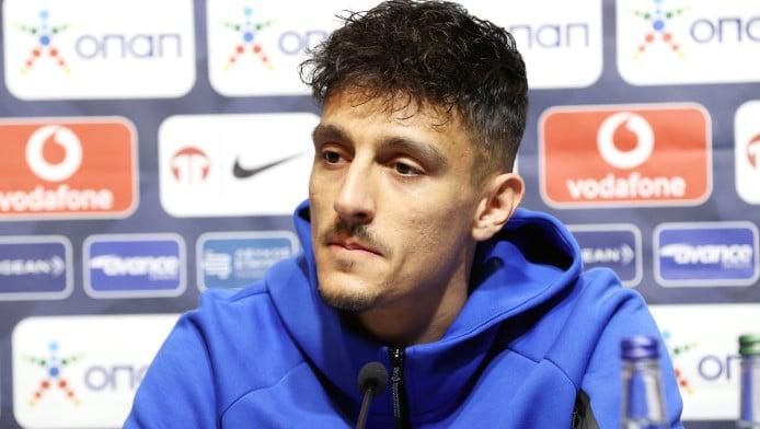 Επιστρέφει