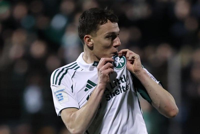  Ο Κοντούρης φιλά το σήμα του Παναθηναϊκού