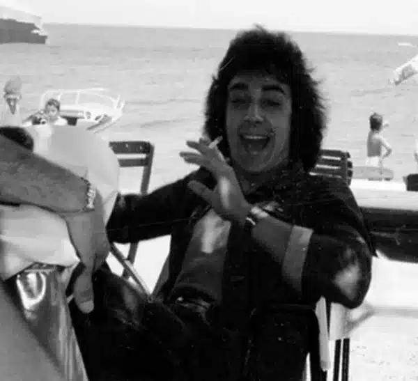 Όλοι ψάχνουν να βρουν ποιος είναι - Ζωντανός Πασίγνωστος Έλληνας θρύλος σε νεαρή ηλικία 2 notis1.jpg