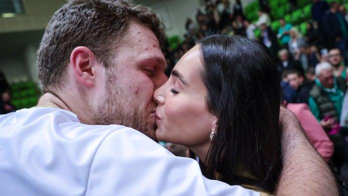 Ρεπορτάζ Λιάγκα για τον χωρισμό Βεζένκοφ-Ελευθεριάδου: "Οργιάζουν οι φήμες"