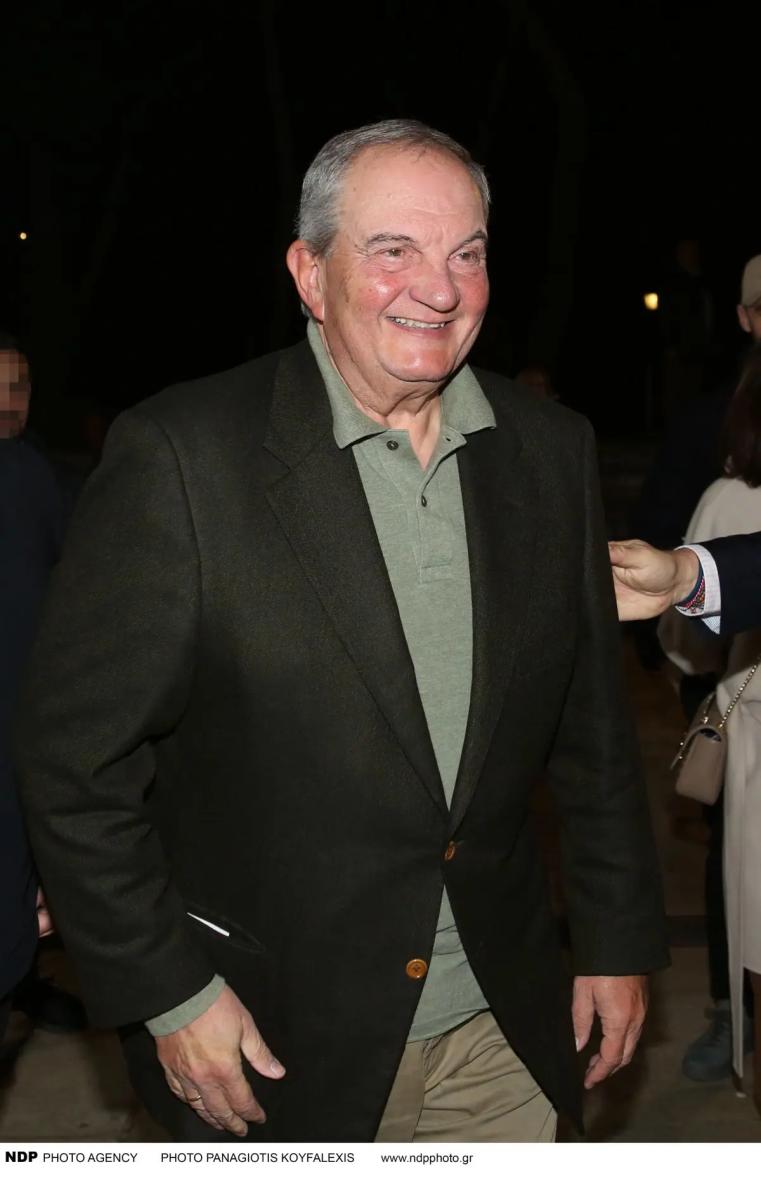 Αλίκη Καραμανλή: «Οι γονείς μου με στηρίζουν, όταν τους εντοπίζω ανάμεσα στους θεατές, ενθουσιάζομαι» 2 Κώστας Καραμανλής