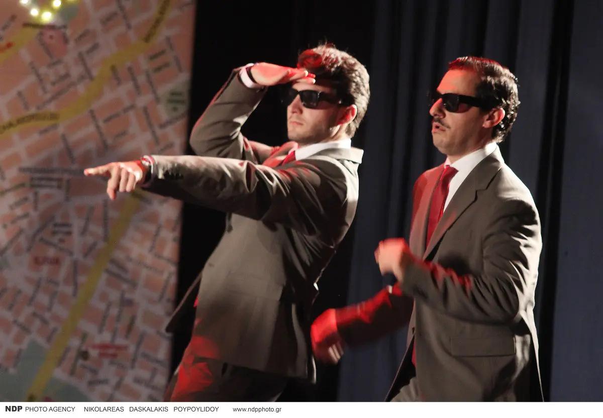 Αλίκη Καραμανλή: «Οι γονείς μου με στηρίζουν, όταν τους εντοπίζω ανάμεσα στους θεατές, ενθουσιάζομαι» 5 Αλέξανδρος Καραμανλής στη σκηνή