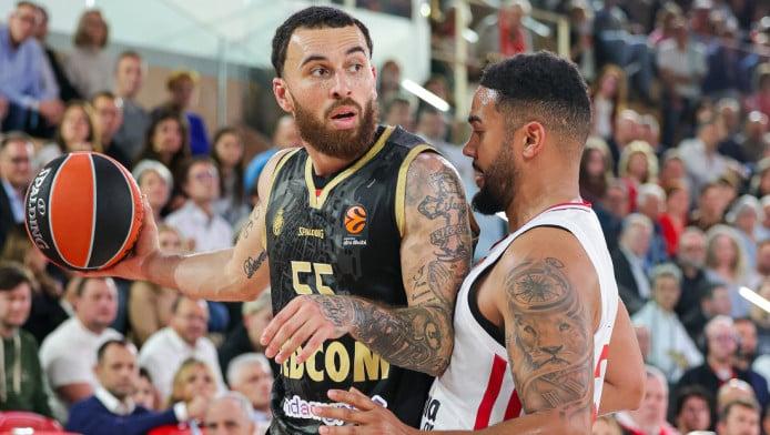 Τζέιμς σε οπαδό του Ολυμπιακού: "Πονάς επειδή έχασες"