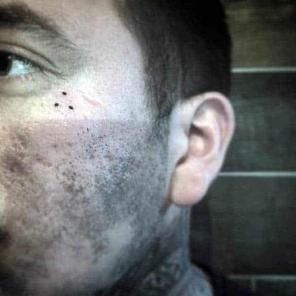 Αν δείτε κάποιον με τατουάζ τριών τέλειων, ίσως θέλετε να φύγετε γρήγορα από εκεί 3 three tiny dots mens face tattoos.0e109306