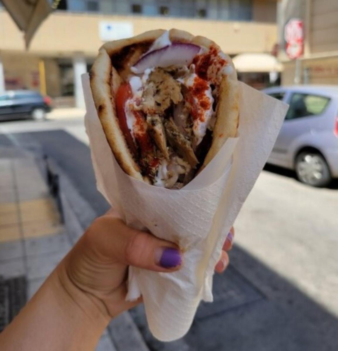 Κι ας κλείνει νωρίς κι ας περιμένεις στην ουρά: Αυτό το σουβλάκι είναι απ’ τα καλύτερα στην Ελλάδα 1 976 1478x1536 1