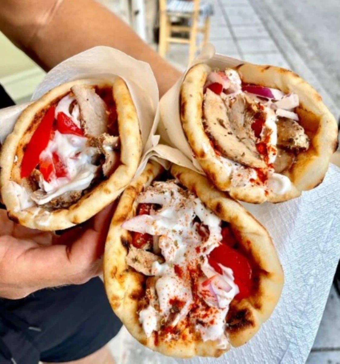 Κι ας κλείνει νωρίς κι ας περιμένεις στην ουρά: Αυτό το σουβλάκι είναι απ’ τα καλύτερα στην Ελλάδα 3 43 1438x1536 1