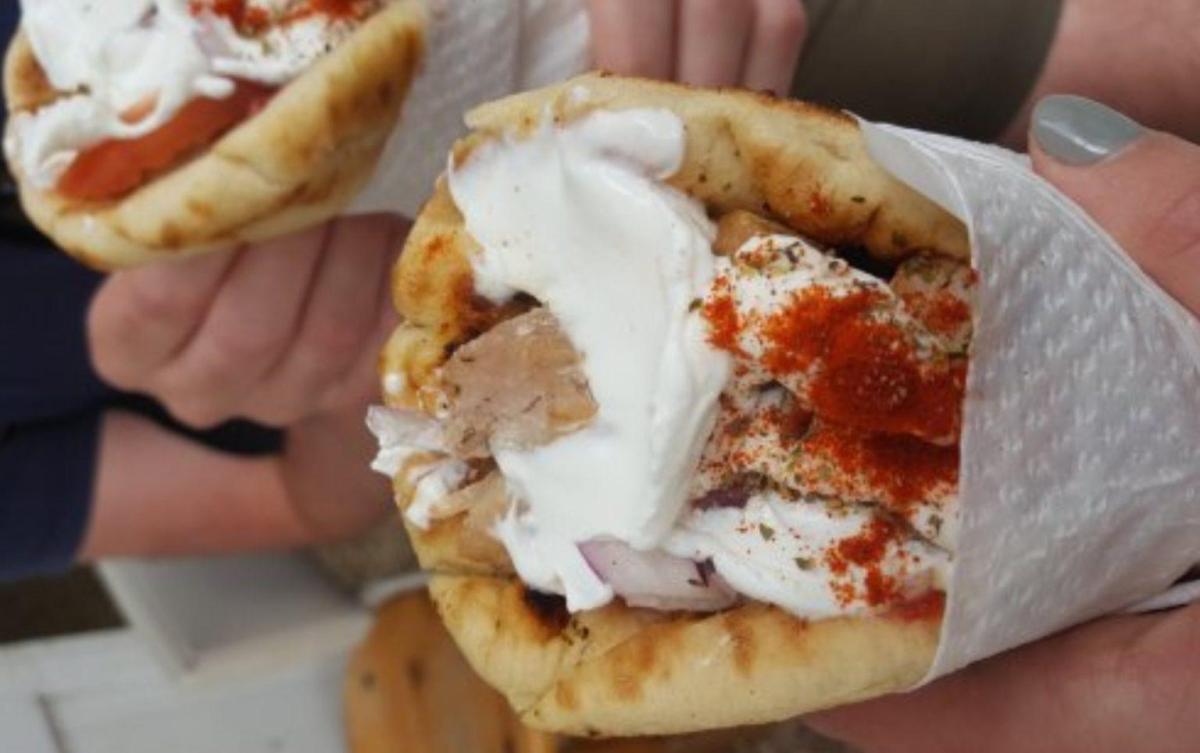 Κι ας κλείνει νωρίς κι ας περιμένεις στην ουρά: Αυτό το σουβλάκι είναι απ’ τα καλύτερα στην Ελλάδα 4 44 1536x965 1