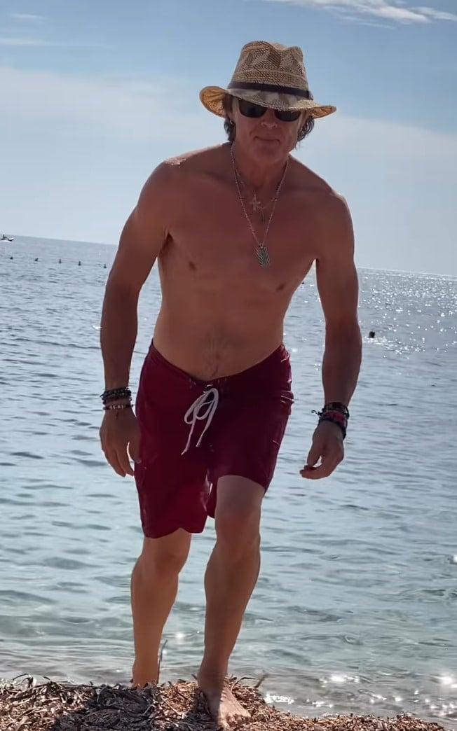 Δεν έχει κάνει ούτε 1 πλαστική, είναι το όνειρο κάθε γυναίκας: Με σκουλαρίκια και τέρμα γοητευτικός στα 72 ο Ριτζ του «Τόλμη & Γοητεία» 4 58 652x1044 1