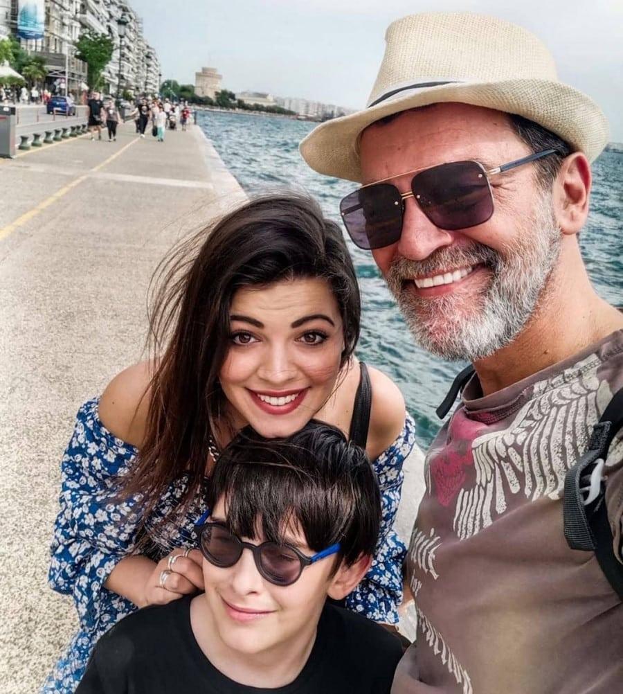 Πήρε το χαμόγελο και τη λάμψη της Καρέζη: O Ιάσoνας Καζάκος μεγάλωσε και δείχνει την ομοιότητα με την αξέχαστη γιαγιά του 1 konstantinos kazakos kori kai gios