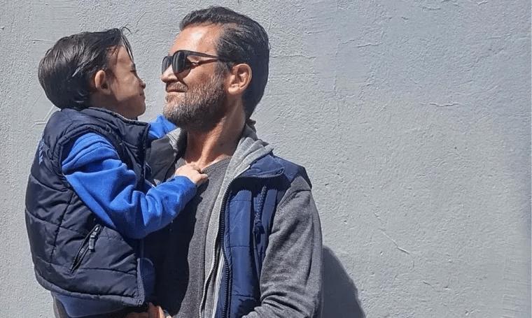 Πήρε το χαμόγελο και τη λάμψη της Καρέζη: O Ιάσoνας Καζάκος μεγάλωσε και δείχνει την ομοιότητα με την αξέχαστη γιαγιά του 2 o 9