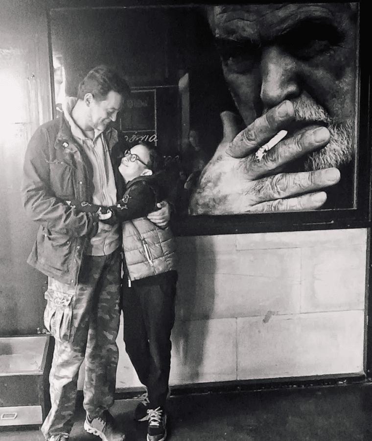 Πήρε το χαμόγελο και τη λάμψη της Καρέζη: O Ιάσoνας Καζάκος μεγάλωσε και δείχνει την ομοιότητα με την αξέχαστη γιαγιά του 3 o 10