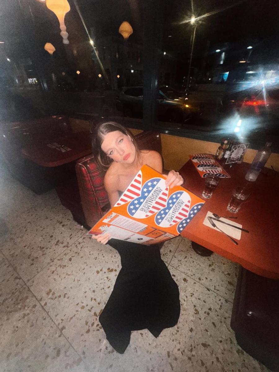 Το ταξίδι στις ΗΠΑ συνεχίζεται με τον πιο λαμπερό τρόπο για την Κλέλια Ανδριολάτου, η οποία έδωσε το «παρών» στο πλέον εμβληματικό φιλανθρωπικό event της εβδομάδας των Όσκαρ.