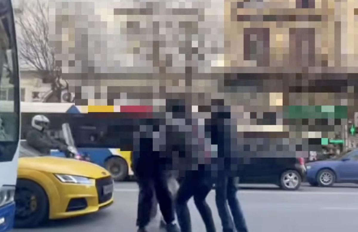 Θεσσαλονίκη: Οδηγός του ΟΑΣΘ βγήκε από λεωφορείο και «έπαιξε ξύλο» με οδηγό που στάθμευσε παράνομα 2 2026 03 16 21.30.13