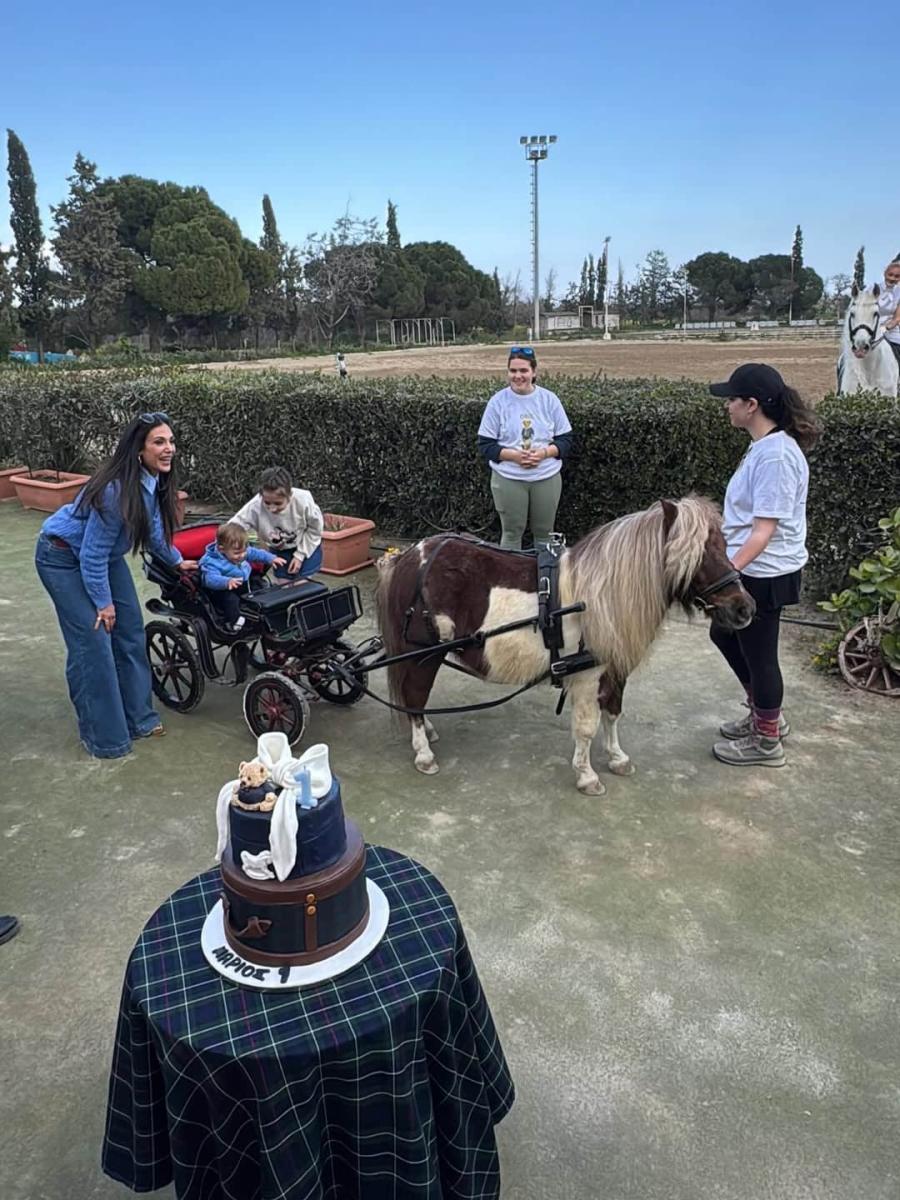 Ανθή Βούλγαρη: Ο γιος της έγινε ενός – Το πάρτι που οργάνωσε στον ιππικό όμιλο Μεσογείων 2 1 64