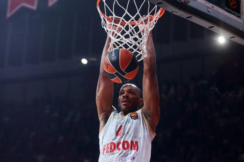 Ο Τζάρον Μπλοσομγκέιμ καρφώνει