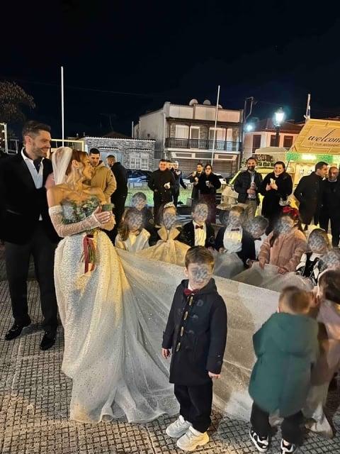 Νηπιαγωγός παντρεύτηκε με παρανυφάκια τους 20 μαθητές της 3 01. nyfi eiche mathites tis gia paranymfoys 2