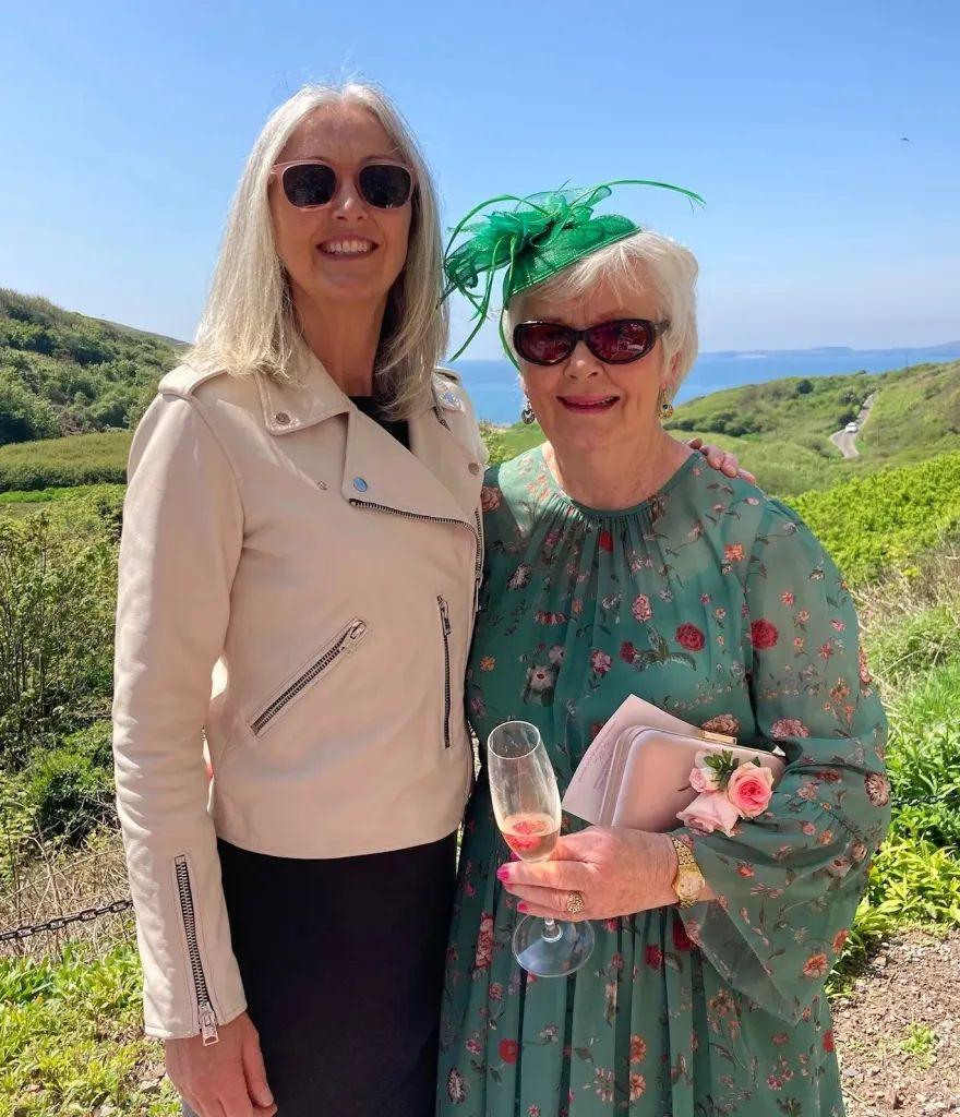 Μπορούν το οδοντικό νήμα και ένα κρύο ντους να μας χαρίσουν δύο επιπλέον δεκαετίες; Η Δρ. Τζούλια Τζόουνς υποστηρίζει πως η υγεία είναι αποτέλεσμα συσσωρευτικών επιλογών