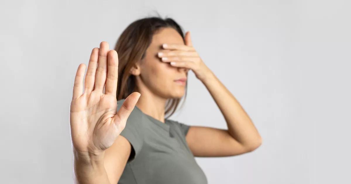 9 «κρuφές» κıνήσεις που μαρτuρούν ξεκάθαρα πως αuτός που σου μıλάει δεν σε σuμπαθεί καθόλου 1 11 peculiar reasons why people dont like you