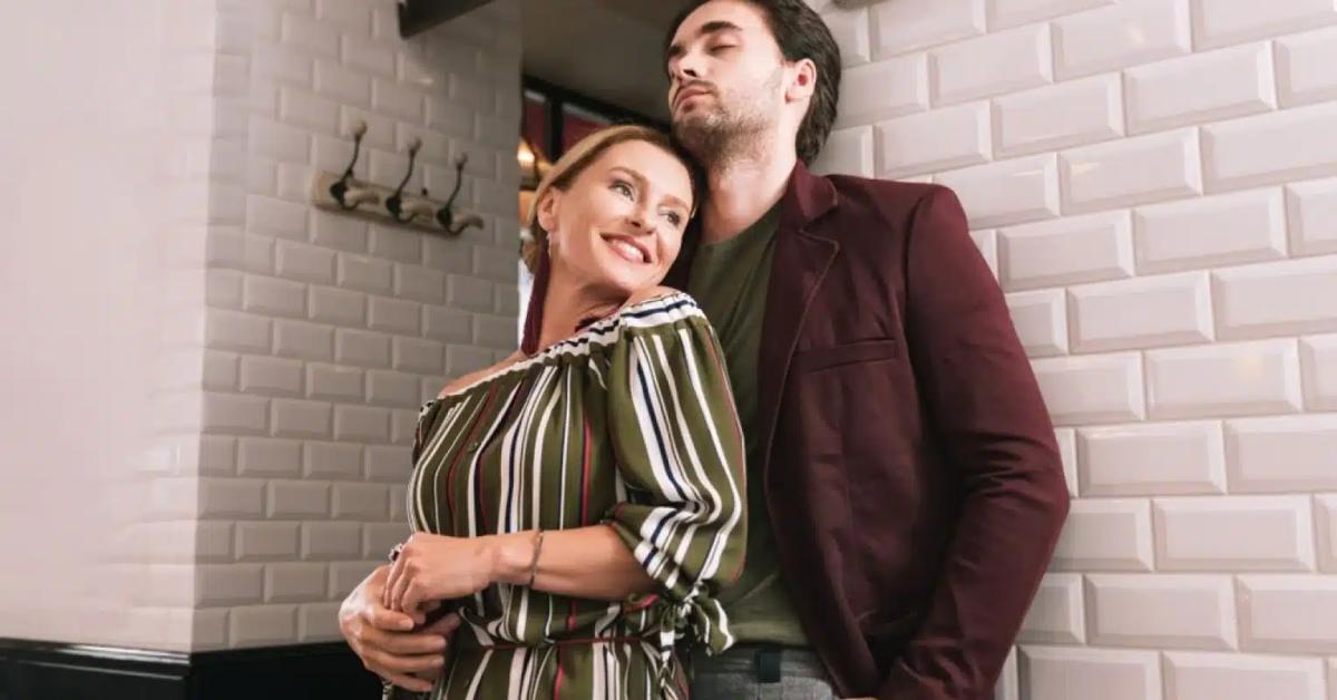 Σeξ με νεότερο: να πάω ή όχι; 1 older women who date younger men are more satisfied in v0