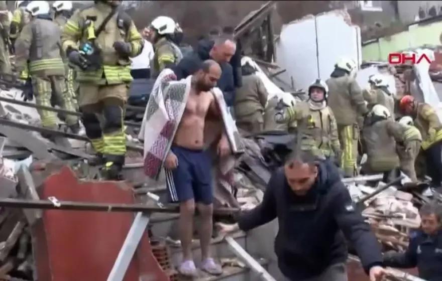 Κατέρρευσαν δύο κτήρια στην Κωνσταντινούπολη: Εντοπίστηκαν και ανασύρθηκαν πέντε άτομα από τα συντρίμμια 2 ktirio poli 01