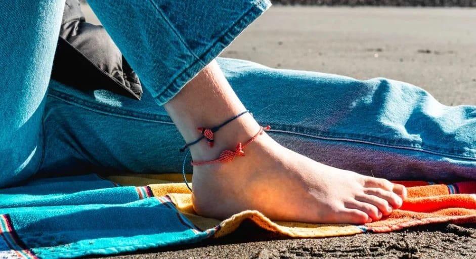 Τι λέει πραγματικά το βραχιολάκι στον αστράγαλό σας για εσάς — είναι περισσότερο από ένα απλό κόσμημα 1 ank2 11zon