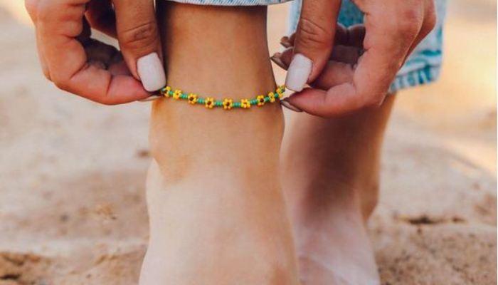 Τι λέει πραγματικά το βραχιολάκι στον αστράγαλό σας για εσάς — είναι περισσότερο από ένα απλό κόσμημα 3 fingers touching the beautiful flower anklets