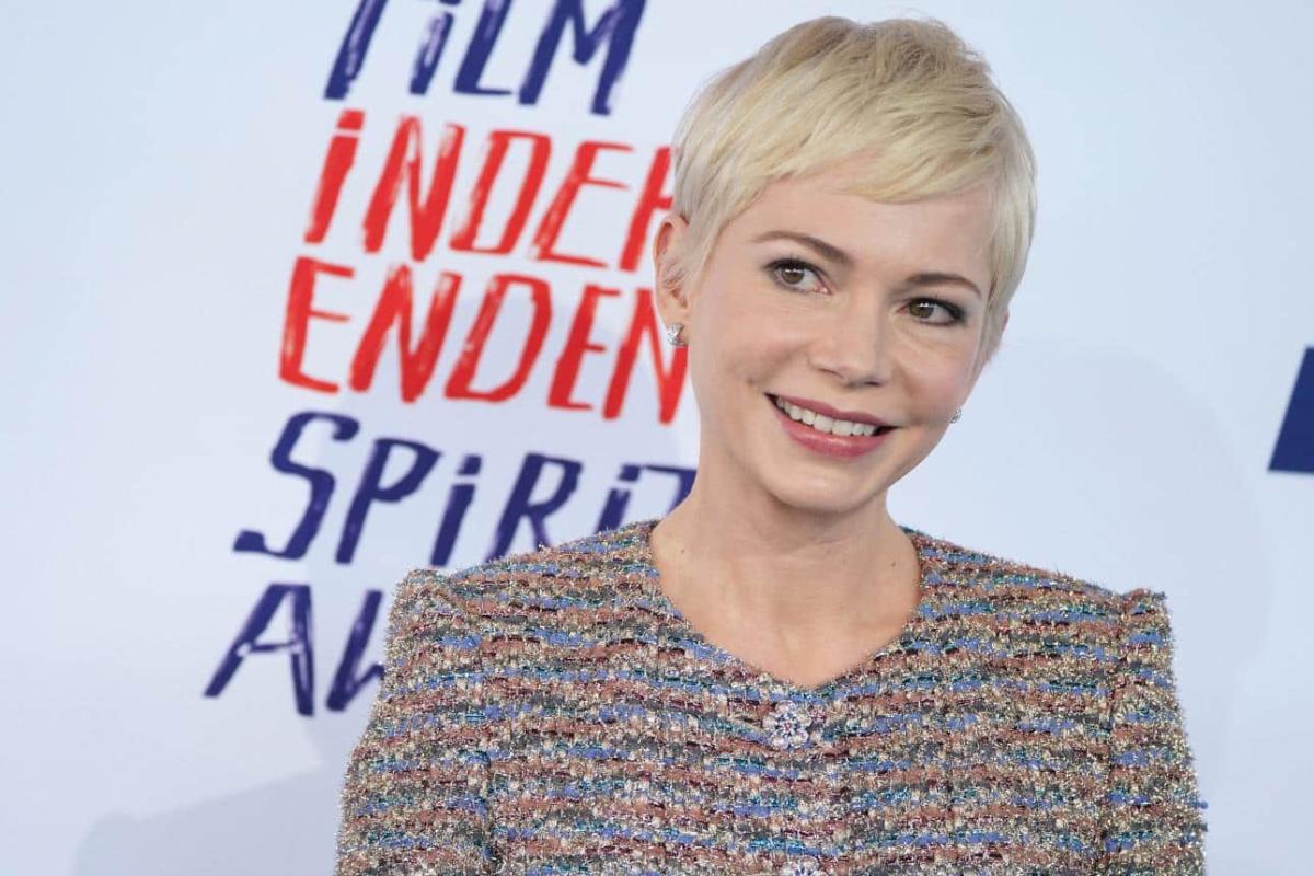 Αuτά τα 8 κουρέματα δείχνουν τις 60άρες πιο φρέσκες από ποτέ - Και τώρα τα ζητούν όλες οι 40άρες 3 michelle williams 3