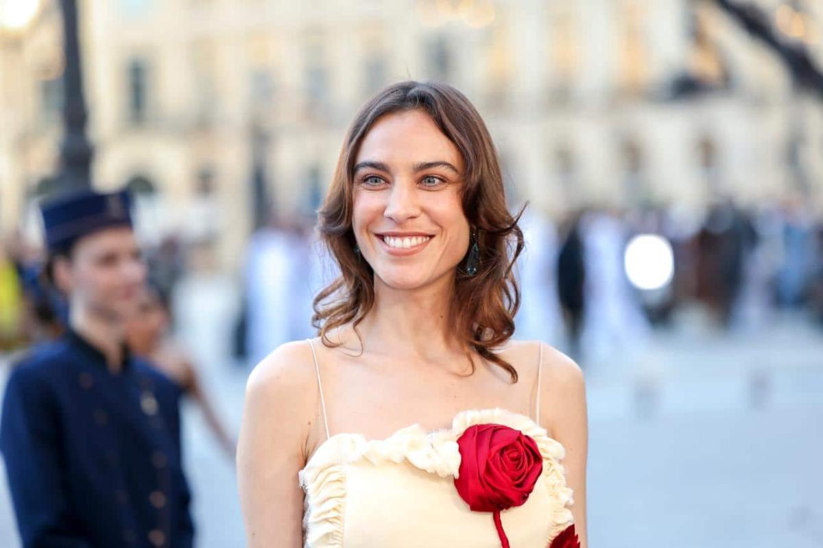 Αuτά τα 8 κουρέματα δείχνουν τις 60άρες πιο φρέσκες από ποτέ - Και τώρα τα ζητούν όλες οι 40άρες 6 alexa chung 6