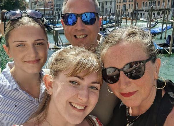 Συντετριμμένος ο πατέρας της 18χρονης που πέθανε το Σάββατο – «Η μηνιγγίτιδα μας την πήρε σε λιγότερο από 12 ώρες» 2 capture 88