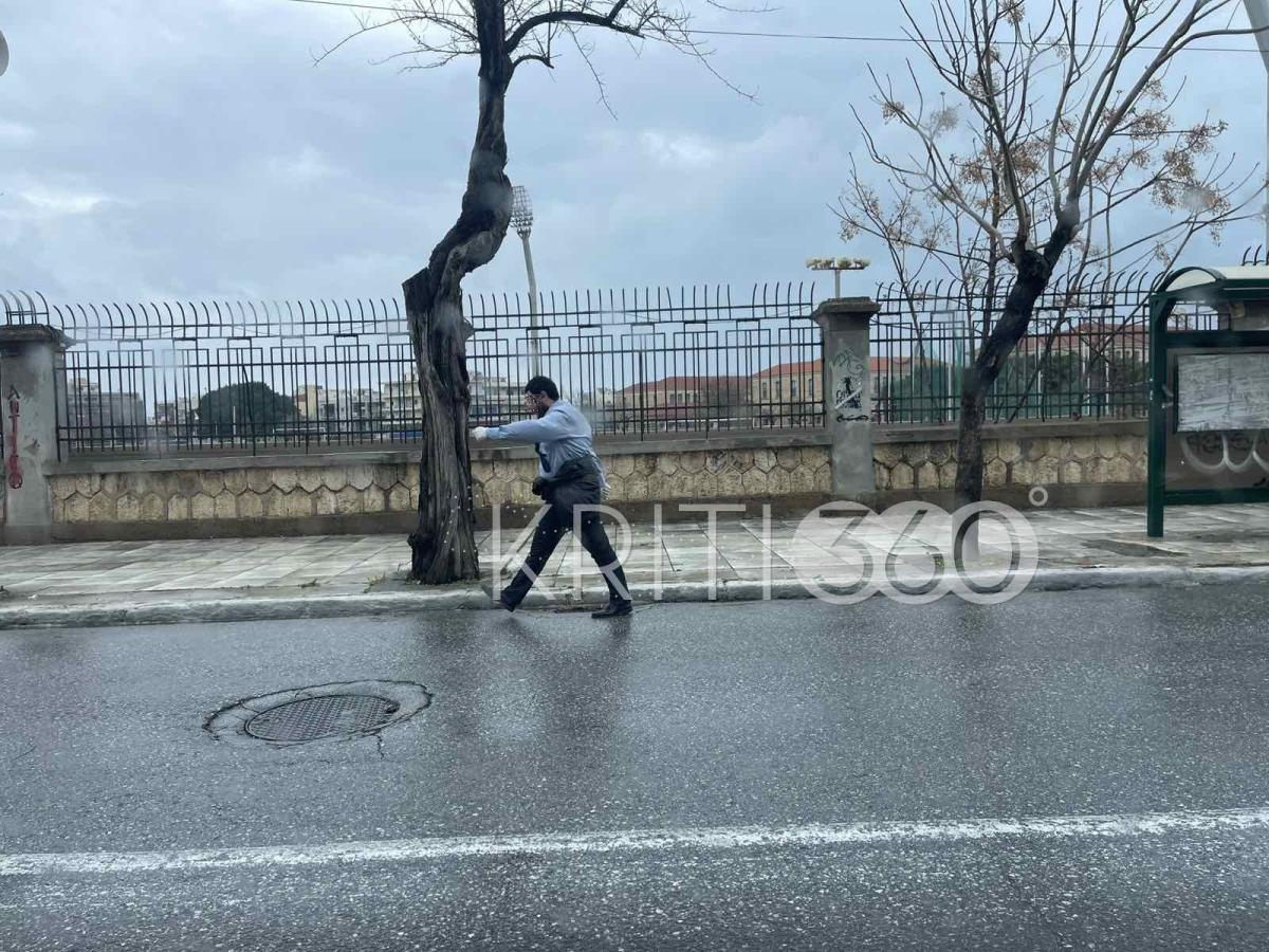 25η Μαρτίου: Παρέλασε μόνος του μετά την ακύρωση των εορτασμών λόγω της κακοκαιρίας 1 parelasi andras xania monaxiki 2