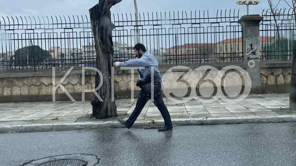 25η Μαρτίου: Παρέλασε μόνος του μετά την ακύρωση των εορτασμών λόγω της κακοκαιρίας 2 parelasi andras xania monaxiki 1